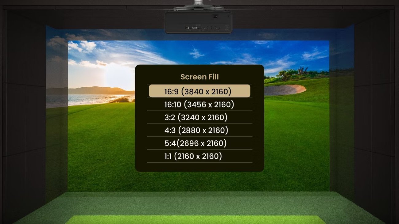 Menu Screen Fill du BenQ AK800ST affiché sur l'écran d'impact d'un simulateur de golf, avec six formats natifs de 16:9 (3840 x 2160) à 1:1 (2160 x 2160), projecteur fixé au plafond