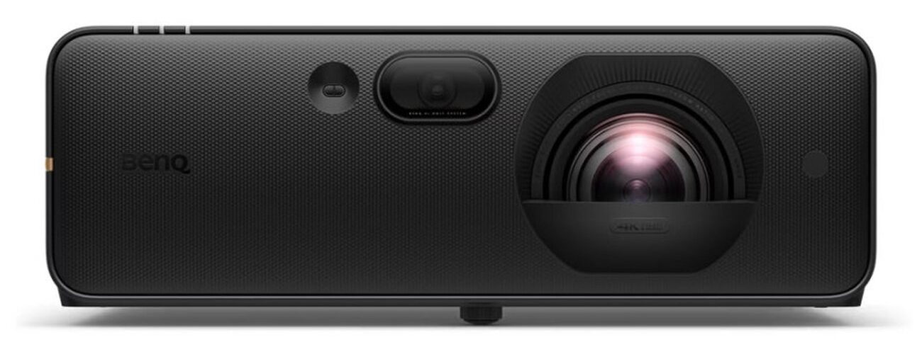Vue de face du vidéoprojecteur BenQ série AK900ST et AK800ST, châssis noir texturé, objectif courte focale 4K et caméra intégrée pour l'Auto Screen Fit 2.0 des simulateurs de golf