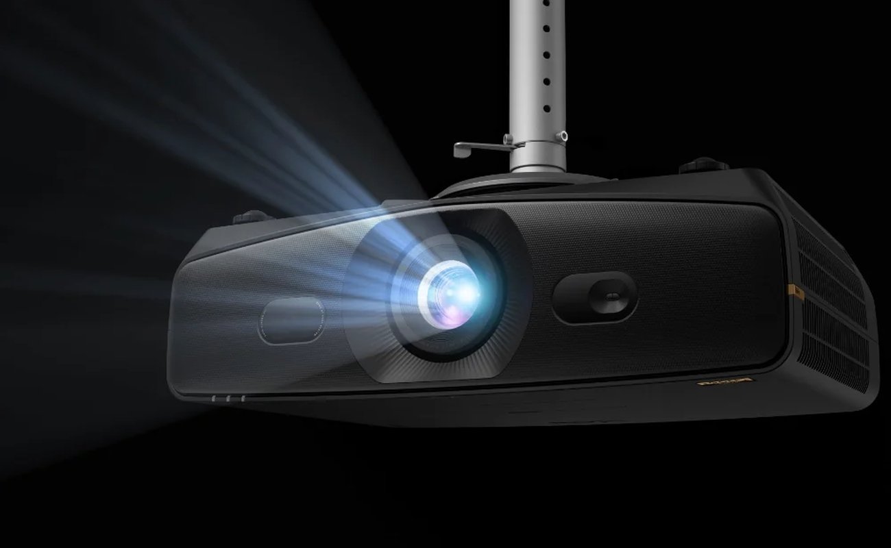 Vidéoprojecteur golf BenQ de la série AK900ST et AK800ST fixé au plafond sur une potence télescopique, faisceau laser 4K projeté vers l'écran d'impact sur fond noir